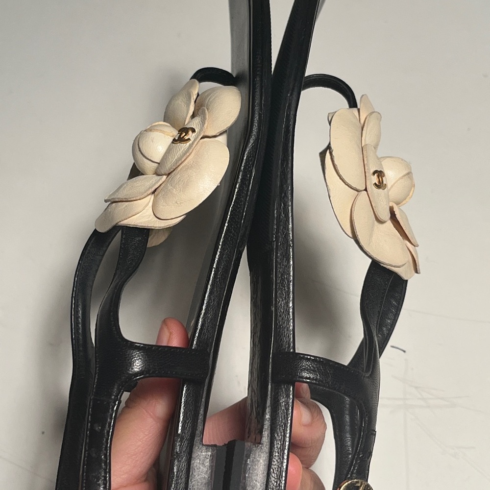 CHANEL Black Sandals with Cream Floral Accent - Picture 7 of 9
